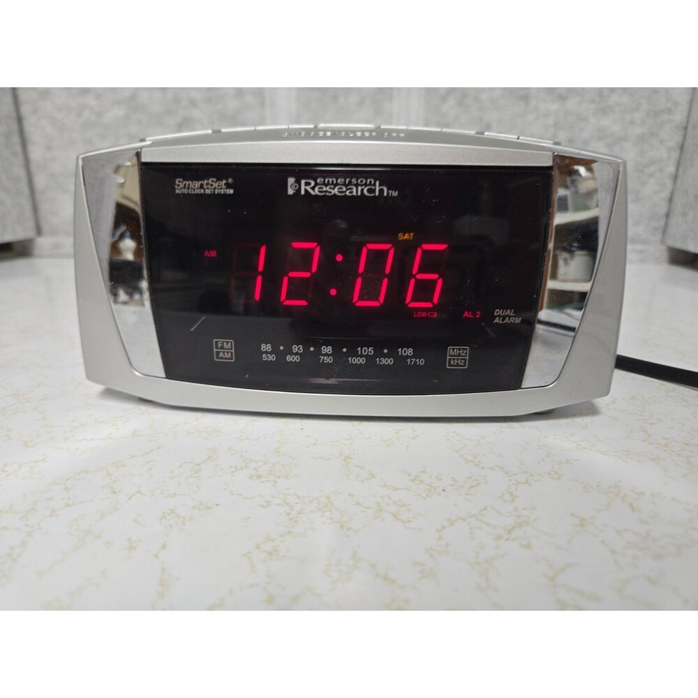 Emerson Research SmartSet Dual Alarm Clock AM/FM Radio CKS5055S